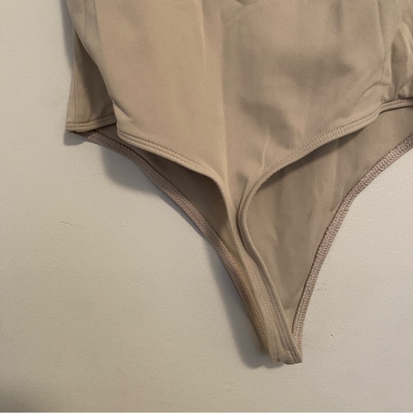 V neck tank top bodysuit Babaton - Picture 3 of 3